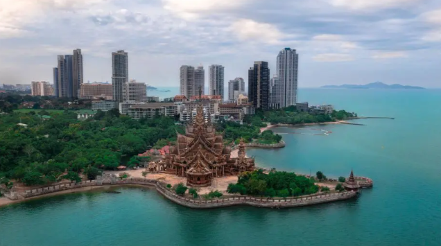 【タイ滞在10年間の軌跡】パタヤ　すべて手彫りの木造彫刻の神殿！